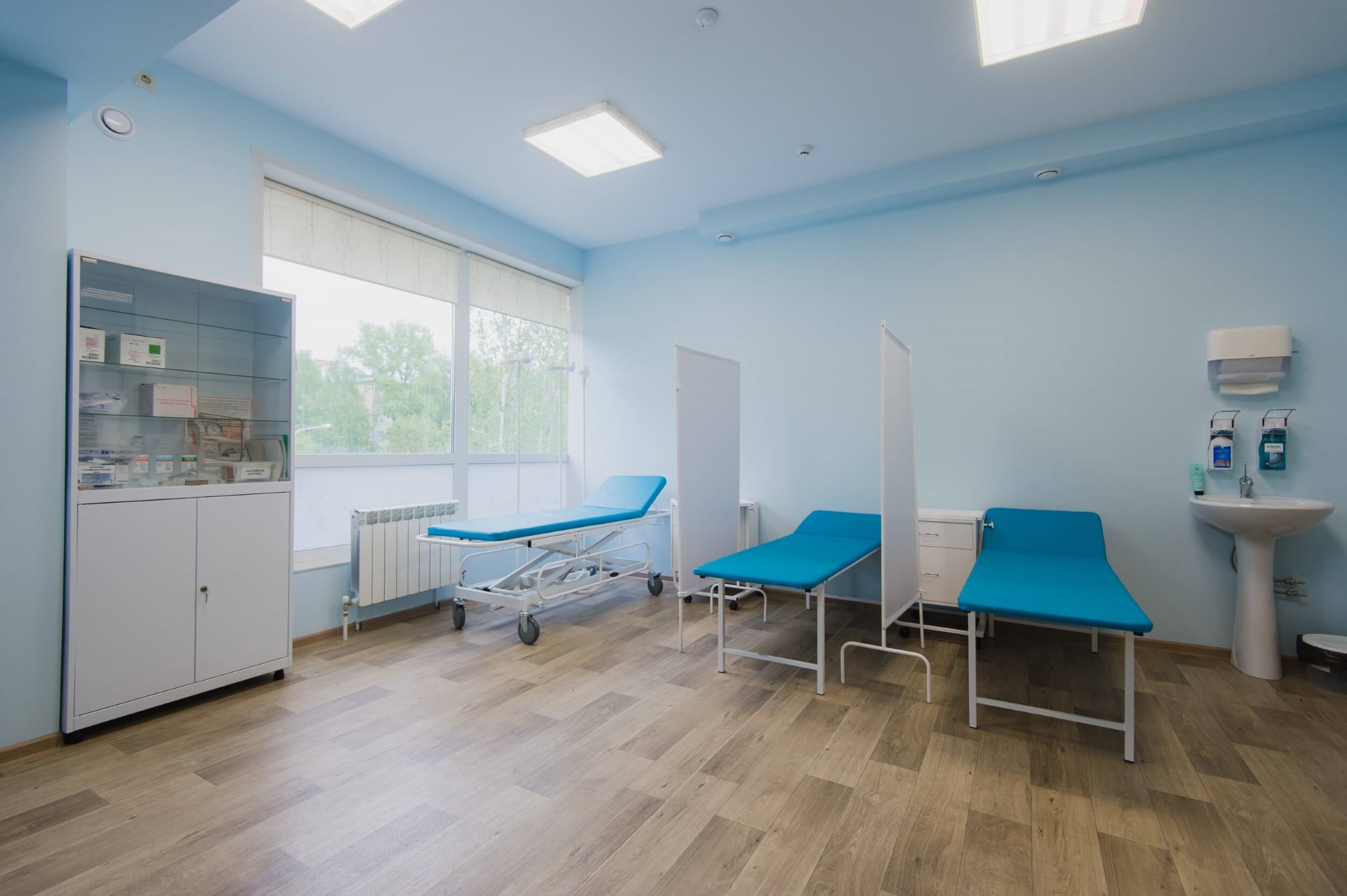 hospital-room-with-beds-and-comfortable-medical-eq-2021-08-26-15-53-01-utc-Custom-Custom.jpg